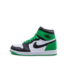Zijkant van de Jordan 1 Lucky Green met frisgroene overlays, zwarte Swoosh en witte leren basis – krachtige colorblock met OG-feel

