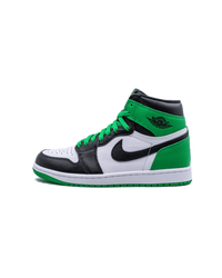 Zijkant van de Jordan 1 Lucky Green met frisgroene overlays, zwarte Swoosh en witte leren basis – krachtige colorblock met OG-feel

