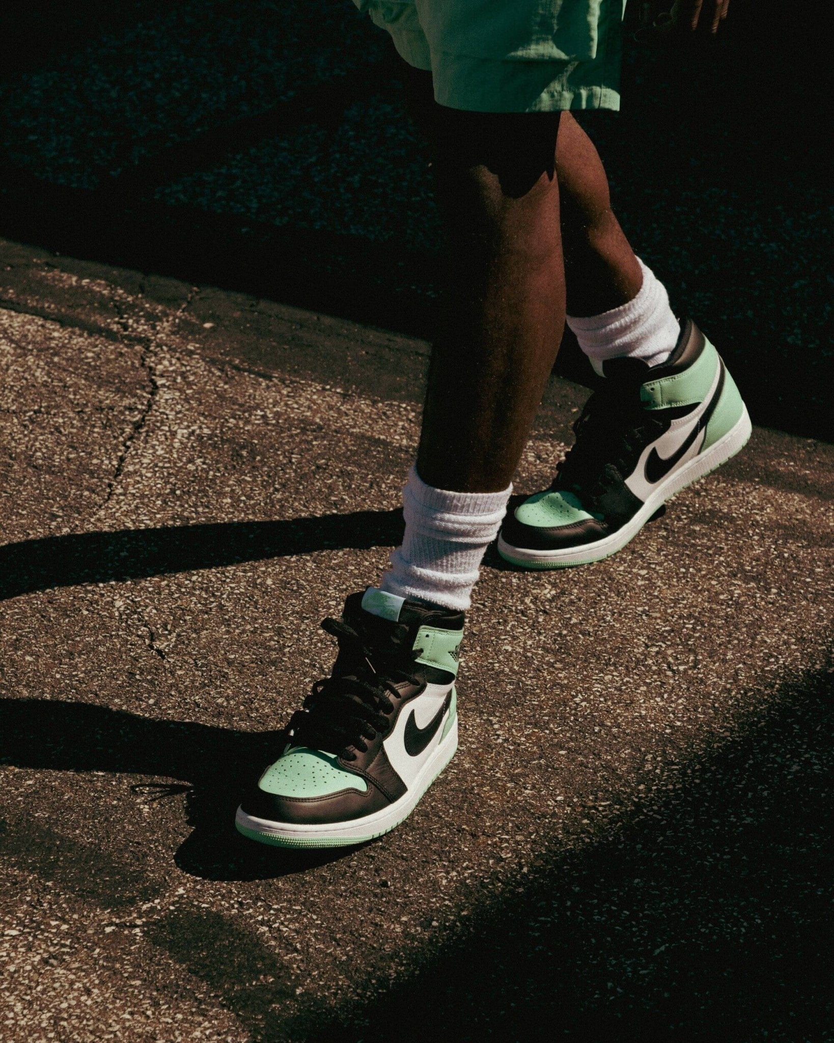 On feet look van de Lucky Green Jordan 1 gecombineerd met zwarte jeans – de groene accenten geven het paar een sportieve, opvallende uitstraling

