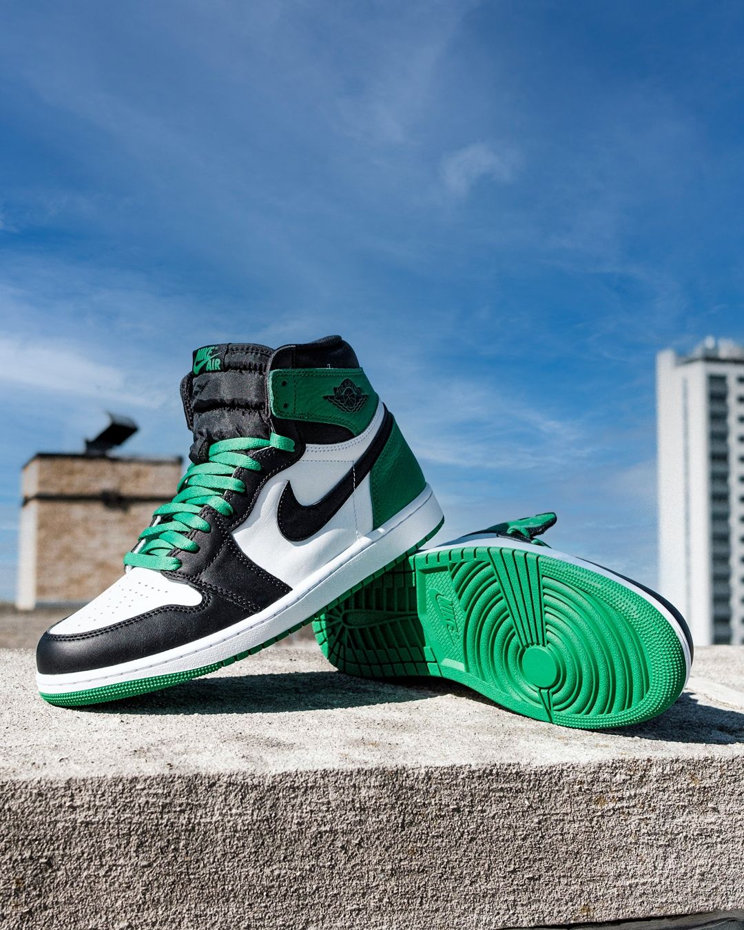 Close-up van de hiel en het witte Wings-logo op het groene leer – retro details met moderne energie

