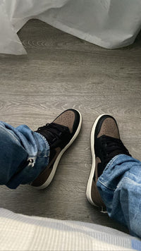 Close-up van de hiel met zicht op het suède en contrasterende stitching – premium afwerking en zachte textuur benadrukken het materiaalgebruik
