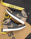 Jordan 1 Palomino on feet gestyled met een faded jeans – de combinatie van zwart en bruin komt sterk naar voren in deze casual streetwear look
