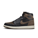 Zijkant van de Air Jordan 1 Palomino met zwart leer, bruine suède overlays en gouden Nike Air tongue label – krachtige retro uitstraling met luxe feel

