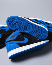 Onderzijde en hiel van de Royal Reimagined Jordan 1 met felblauwe zool – close-up op het profiel en contrasterend kleurgebruik van deze high-top