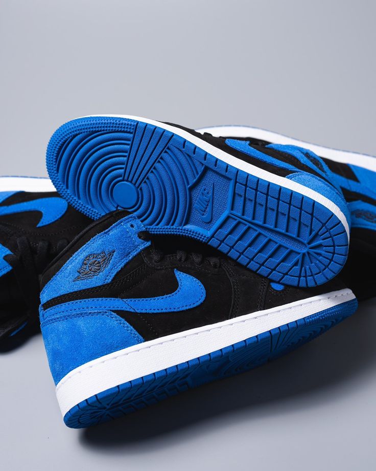 Onderzijde en hiel van de Royal Reimagined Jordan 1 met felblauwe zool – close-up op het profiel en contrasterend kleurgebruik van deze high-top