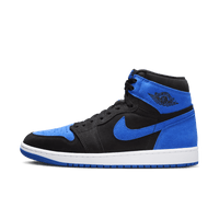 Zijkant van de Air Jordan 1 Royal Reimagined met zwart suède basis en felblauwe overlays – moderne interpretatie van de klassieke Jordan 1 Royal uit 1985
