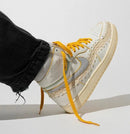 Bephies Beauty Supply Jordan 1 bungelend aan gele veters – zicht op chunky zool, zigzag-stiksels en handgemaakte afwerking