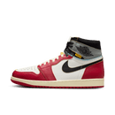 Zijkant van de Union LA x Air Jordan 1 Chicago Shadow met rode neus, sail middenpaneel en zwarte Swoosh – legendarische collab met zichtbare contraststiknaad