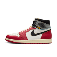 Zijkant van de Union LA x Air Jordan 1 Chicago Shadow met rode neus, sail middenpaneel en zwarte Swoosh – legendarische collab met zichtbare contraststiknaad