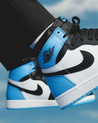 Detailshot van de hiel en het witte Wings-logo – de lichtblauwe kleur contrasteert subtiel met het zwarte leer voor een tijdloos OG-profiel

