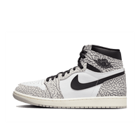 Zijkant van de Air Jordan 1 White Cement met witte basis, cement print overlays en zwarte Swoosh – retro basketbalstijl met iconische elephant print - SnrKickz