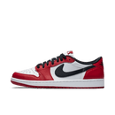 ir Jordan 1 Retro Low OG Chicago 2025 HQ6998-600 met witte leren basis, varsity red overlays en zwarte Swoosh op witte achtergrond, exclusief bij Snrkickz.