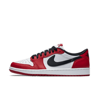 ir Jordan 1 Retro Low OG Chicago 2025 HQ6998-600 met witte leren basis, varsity red overlays en zwarte Swoosh op witte achtergrond, exclusief bij Snrkickz.