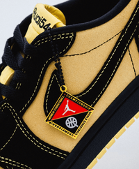 IB8836-007 Air Jordan 1 Retro Low OG Quai 54 Black/Tour Yellow/Red – model draagt Normaal / True to size sneaker in urban streetwear look met tapered jeans