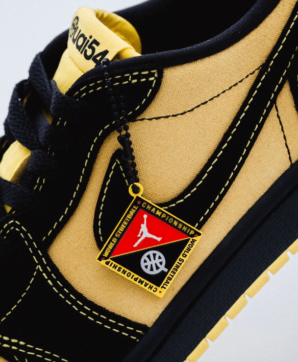 IB8836-007 Air Jordan 1 Retro Low OG Quai 54 Black/Tour Yellow/Red – model draagt Normaal / True to size sneaker in urban streetwear look met tapered jeans