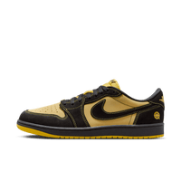 IB8836-007 Air Jordan 1 Retro Low OG Quai 54 Black/Tour Yellow/Red – vooraanzicht low-top sneaker met zwarte lederen upper en gele accenten