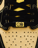 Air Jordan 1 Retro Low OG Quai 54 Black/Tour Yellow/Red – detail hieltab met expliciete Quai 54-logo en releasejaar borduursel