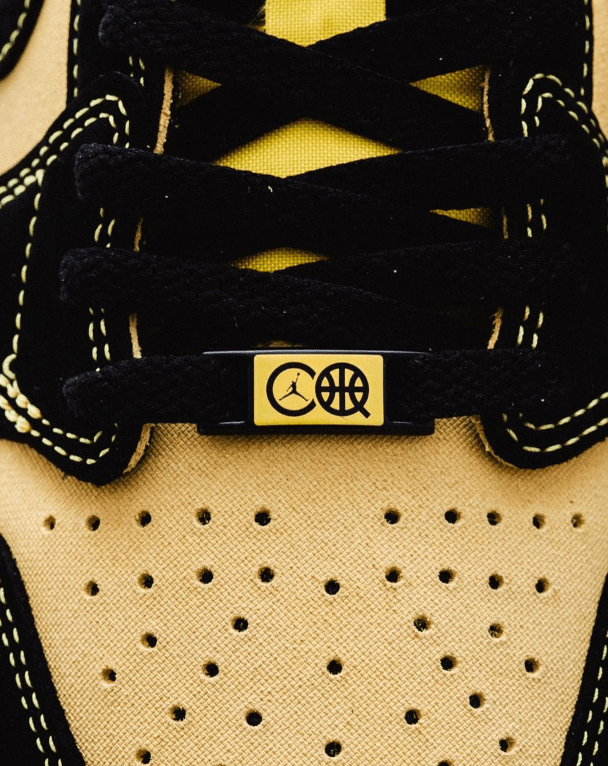 Air Jordan 1 Retro Low OG Quai 54 Black/Tour Yellow/Red – detail hieltab met expliciete Quai 54-logo en releasejaar borduursel
