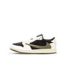 Air Jordan 1 Low OG Travis Scott Olive (SKU DZ4137‑106) – vooraanzicht met zwarte nubuck en reversed Medium‑Olive suede Swoosh