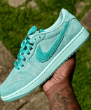 AJ1RLW-WT Air Jordan 1 Retro Low OG Washed Teal (Women’s) – close-up suède teal overlays en leerdetail op witte basis