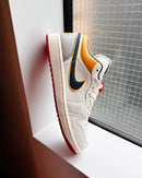 Detail van Air Jordan 1 Retro Low PRM Sail Cashmere (SKU HV4511‑133) met collegiate grey & brave blue overlay en lace toggle systeem