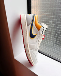 Detail van Air Jordan 1 Retro Low PRM Sail Cashmere (SKU HV4511‑133) met collegiate grey & brave blue overlay en lace toggle systeem