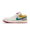 Air Jordan 1 Retro Low PRM Sail Cashmere (SKU HV4511‑133) – vooraanzicht met sail leren upper, mismatched dubbele Swooshes en golden collars