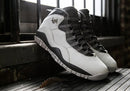 Air Jordan 10 Retro OG Steel on-feet gecombineerd met tapered denim voor een retro basketbal-look

