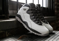 Air Jordan 10 Retro OG Steel on-feet gecombineerd met tapered denim voor een retro basketbal-look

