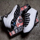 Close-up van de Air Jordan 10 Retro OG Steel met Jumpman-logo, stalen grijze mudguard en klassieke zool met carrièrehoogtepunten van Michael Jordan

