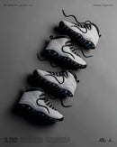 Air Jordan 10 Retro OG Steel in hand met premium leer, OG-styling en contrasterende zwarte veters en loopzool

