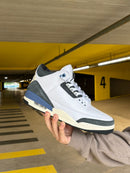 Air Jordan 3 A Ma Maniére Diffused Blue HV8571-100 in hand met luxueuze materialen, ton-sur-ton stiksels en subtiele co-branding

