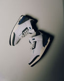 Close-up van Air Jordan 3 A Ma Maniére Diffused Blue HV8571-100 met geborduurde branding, gewatteerde binnenvoering en iconische AJ3 elephant print

