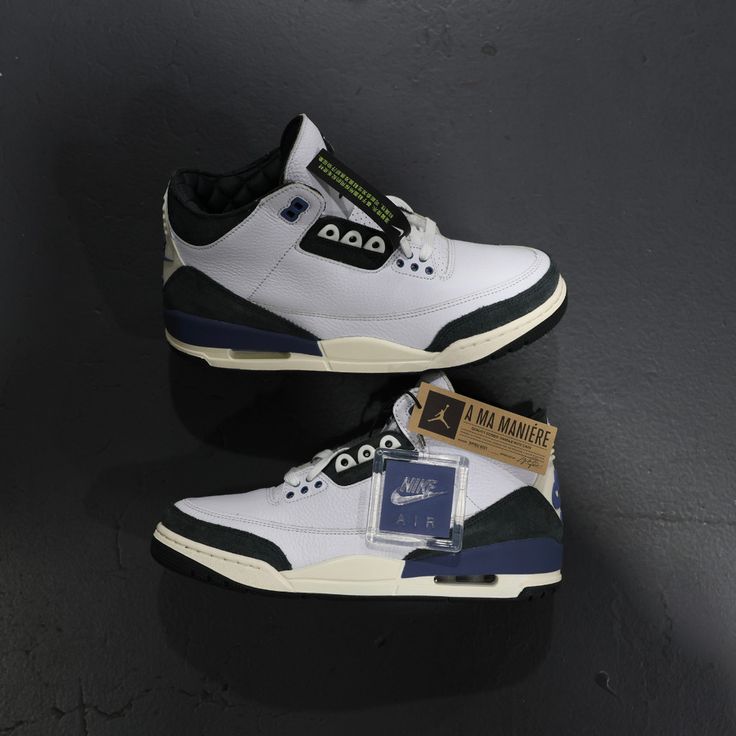 Air Jordan 3 A Ma Maniére Diffused Blue HV8571-100 on-feet gecombineerd met light wash denim voor een premium streetwear look

