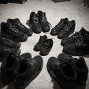 Close-up van Air Jordan 3 Retro Black Cat 2025 CT8532-001 met ton-sur-ton elephant print, Jumpman branding en rubberen buitenzool

