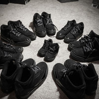 Close-up van Air Jordan 3 Retro Black Cat 2025 CT8532-001 met ton-sur-ton elephant print, Jumpman branding en rubberen buitenzool

