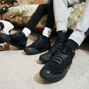 Air Jordan 3 Retro Black Cat 2025 CT8532-001 in hand met premium zwart suède, matzwarte accenten en iconische midsole

