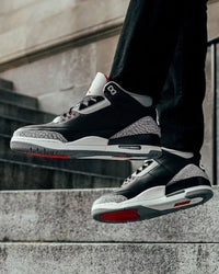 Air Jordan 3 Retro Black Cement 854262-001 on-feet gecombineerd met tapered denim voor een klassieke streetwear look

