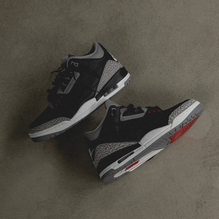 Air Jordan 3 Retro Black Cement 854262-001 in hand met zichtbare Air unit, cement print details en geborduurde rode Jumpman

