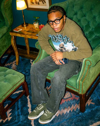 Air Jordan 3 Retro Family Affair DN3707-202 gedragen in een relaxte setting met olijfgroene outfit, stijlvolle herfstkleur gefotografeerd voor Snrkickz.