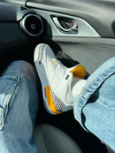 Air Jordan 3 Retro Laser Orange CK9246-108 in hand met premium leer, zichtbare Air unit en oranje Jumpman branding

