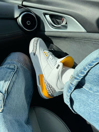 Air Jordan 3 Retro Laser Orange CK9246-108 in hand met premium leer, zichtbare Air unit en oranje Jumpman branding

