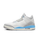 Zijaanzicht van de Air Jordan 3 Lucky Shorts met wit leren bovenwerk, lichtblauwe midsole en cement print details