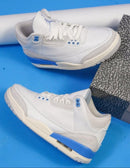 Air Jordan 3 Retro Lucky Shorts in hand met premium materialen, geborduurde Jumpman en contrasterende blauwe accenten

