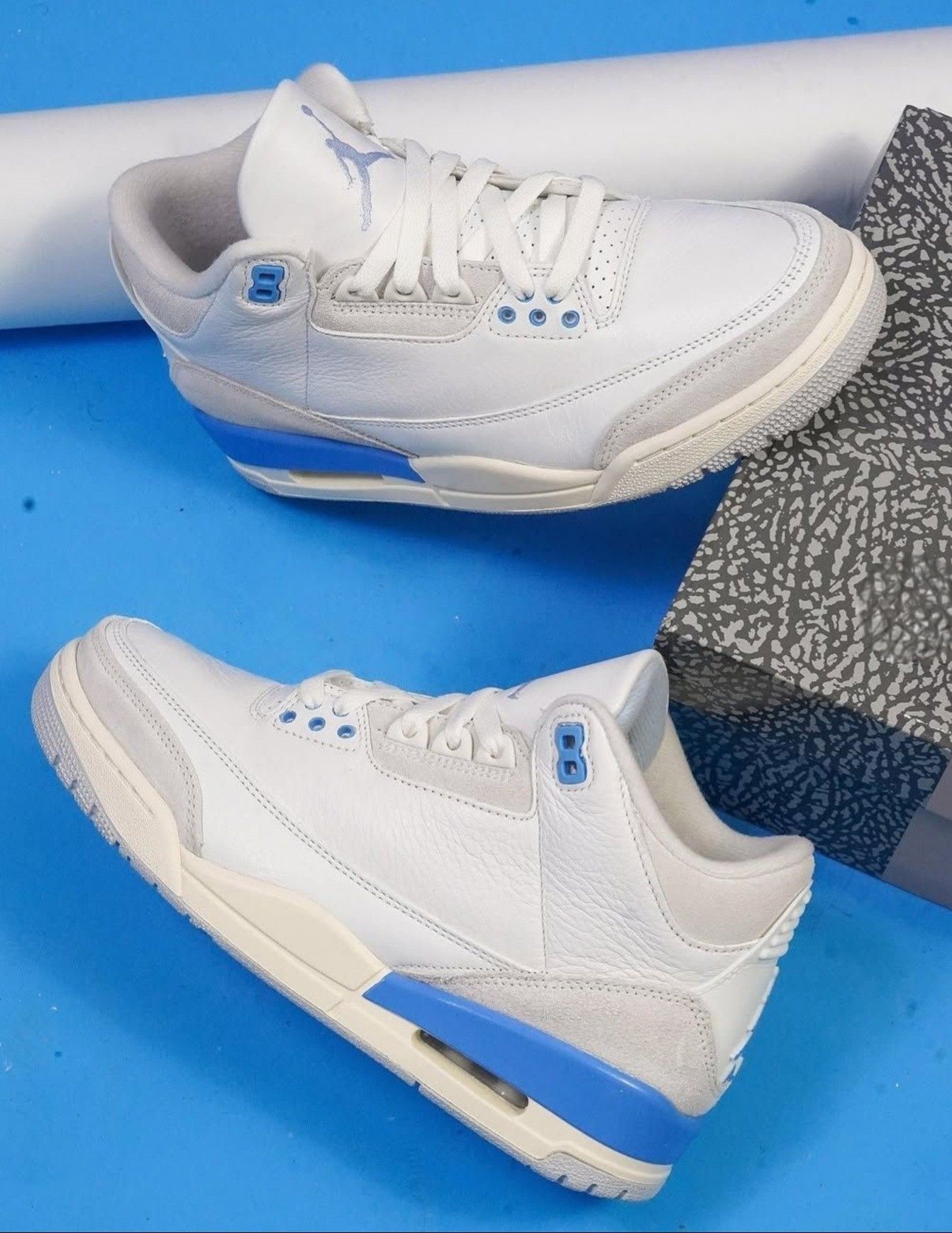 Air Jordan 3 Retro Lucky Shorts in hand met premium materialen, geborduurde Jumpman en contrasterende blauwe accenten

