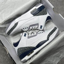 Air Jordan 3 Retro Midnight Navy CT8532-140 in hand met premium leer, cement grey details en Midnight Navy highlights

