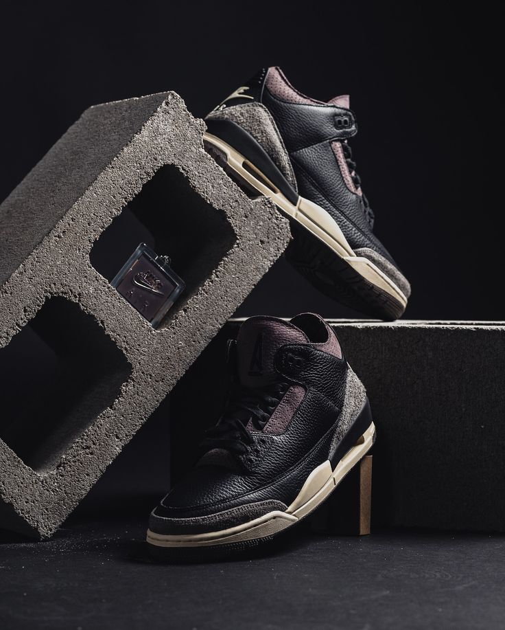 Air Jordan 3 Retro Off Noir CT8532-001 on-feet gecombineerd met zwarte denim jeans voor een strakke streetwear look

