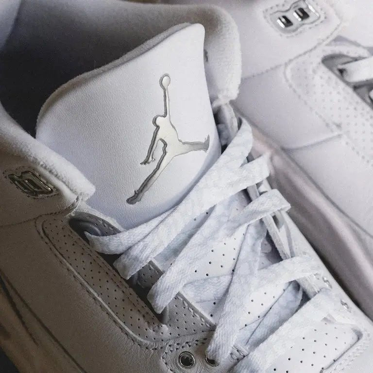 Air Jordan 3 Pure Money – on‑foot shot met witte leather en zilver accent, gestyled met lichte denim