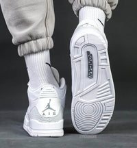 Air Jordan 3 Pure Money – achterzijde met metallic Jumpman heel tab en witte midsole/outsole combinatie