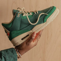 Air Jordan 3 Retro SP Nina Chanel Abney Bicoastal FZ7974-300 in hand met premium materialen en artistieke Nina Chanel Abney branding

